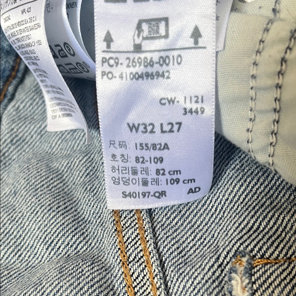 Levi’s High Waisted Mom Jeans - Picture 4 of 7